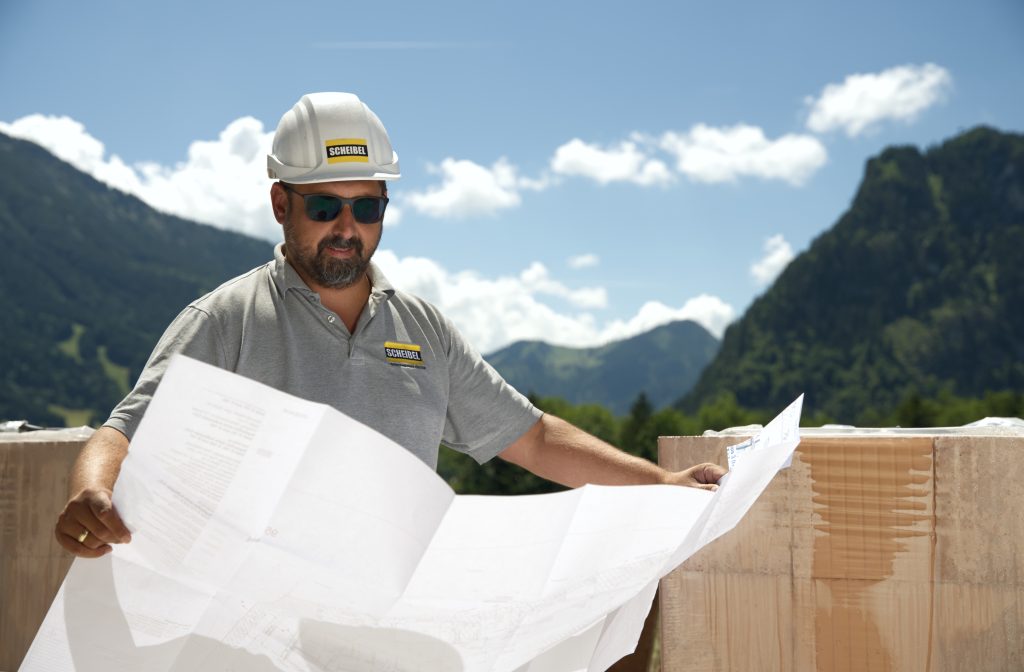 Scheibel Mitarbeiter plant den Bau in den Bergen