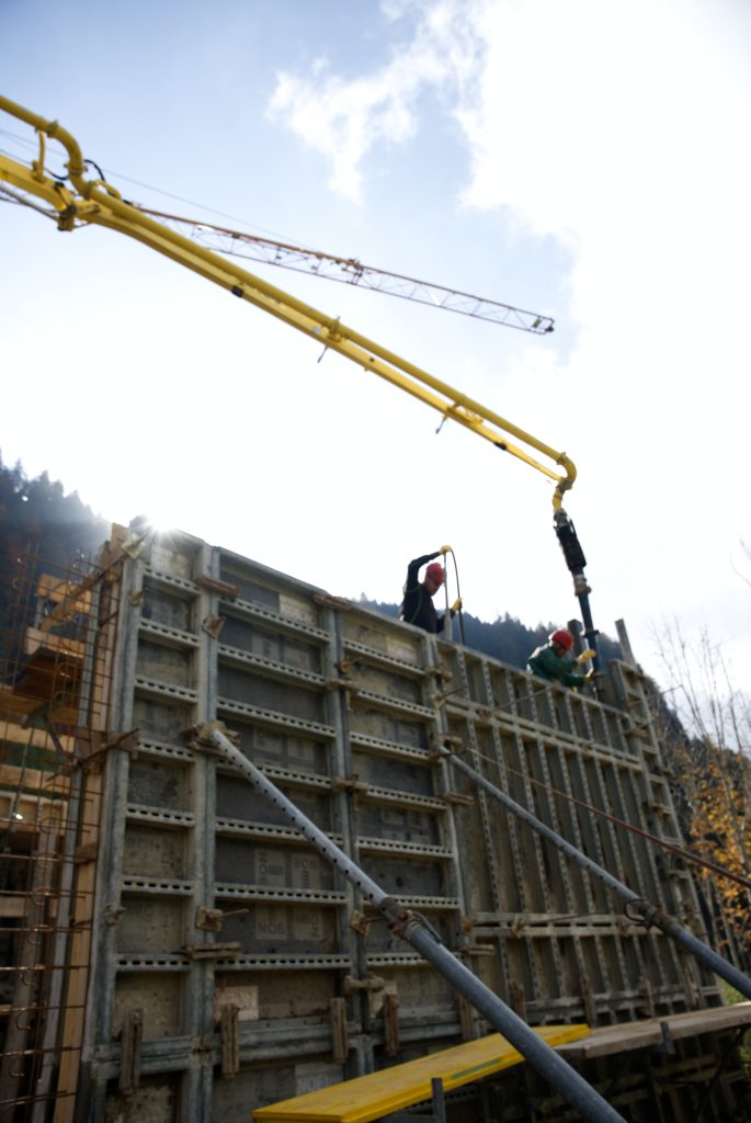 Scheibel Beton Mauer im Allgäu befüllen mit Bergblick