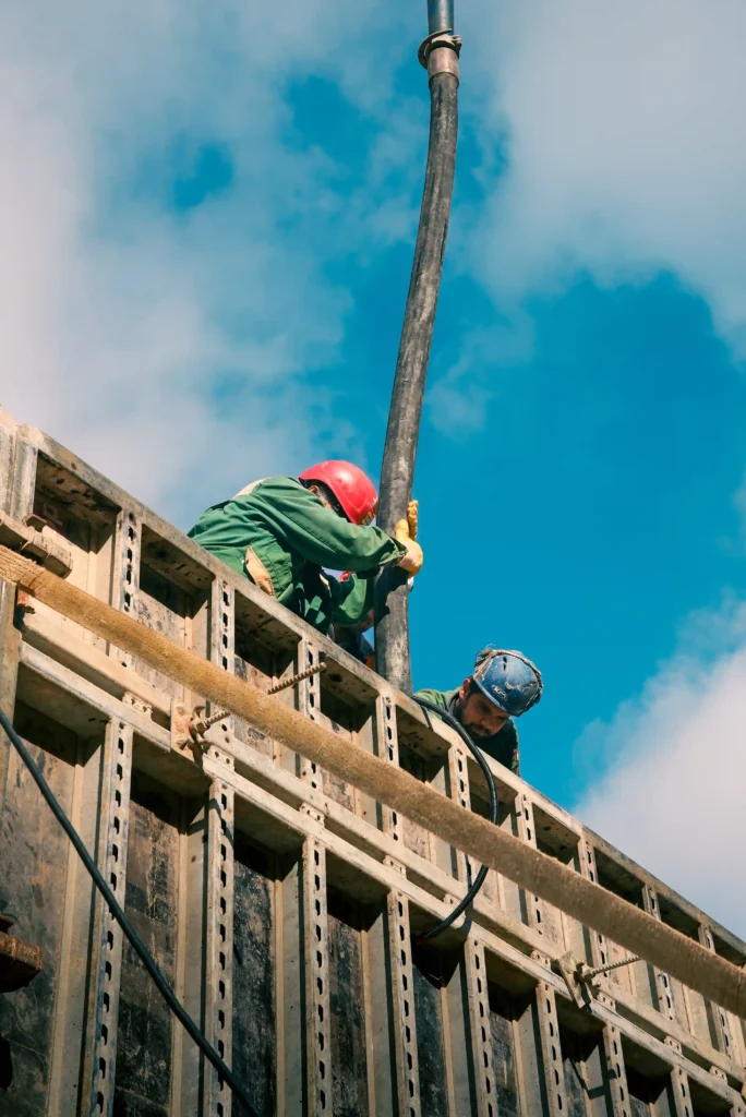 Scheibel Beton Mauer im Allgäu befüllen